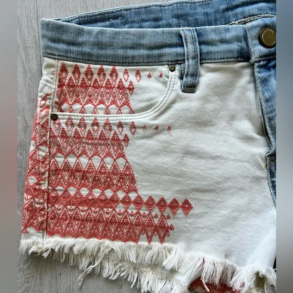 NWOT Blank Nyc Embroidered Jean Cutoff Shorts 27 - Picture 2 of 8